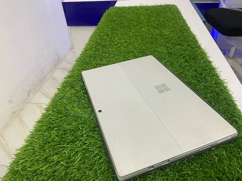 Surface Pro 4 Core i5 Gen 6th 8gb ram 256gb ssd 4gb intel graphics 2