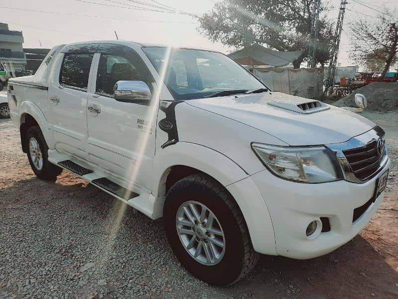 Toyota Hilux 2013 1