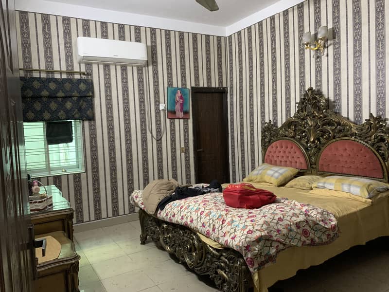 5 marla house for sale in johar town block A  Near to iqra hospital Invester rate Tile flooring (original picture) 3 bed  Near to park & Markit Hot location 10