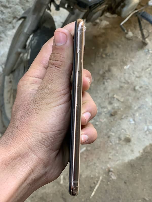 iPhone XS Max Best Condition GB/64 gold colour Sim locked JV! 2