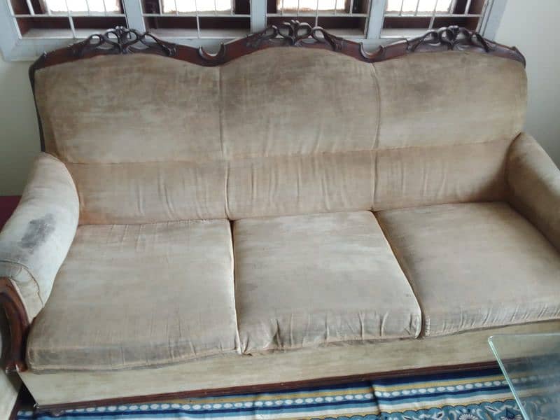 I'm selling sofa set &table table glass good condition, 7