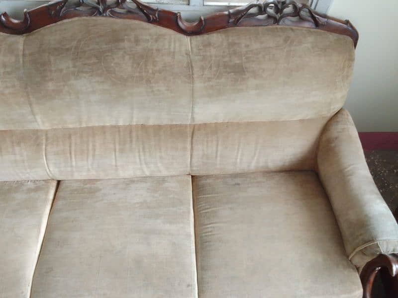 I'm selling sofa set &table table glass good condition, 9