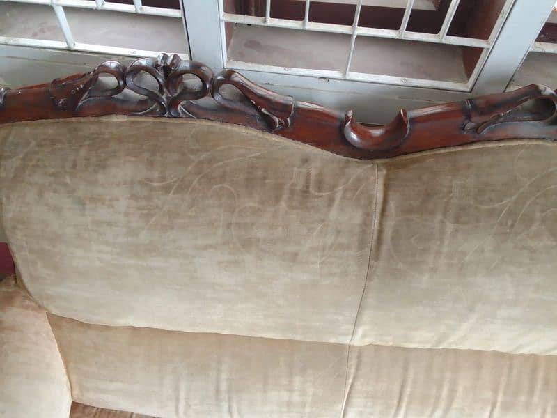 I'm selling sofa set &table table glass good condition, 10