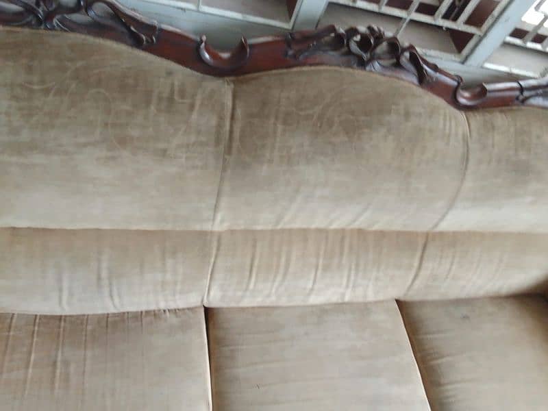 I'm selling sofa set &table table glass good condition, 11