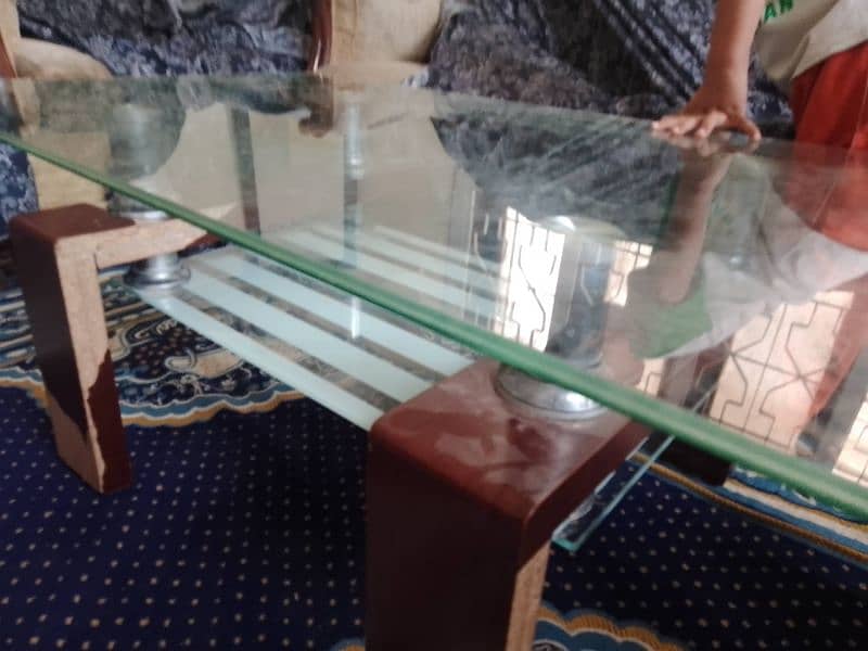 I'm selling sofa set &table table glass good condition, 14