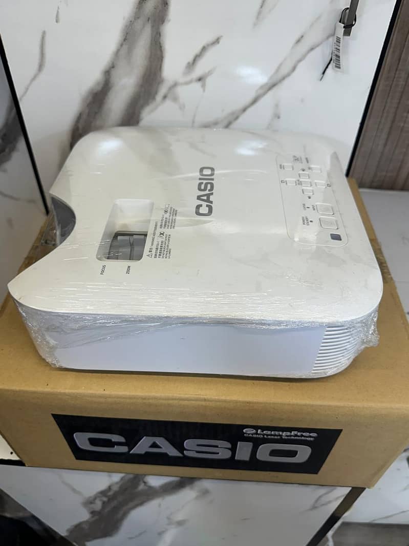 Laser LED Multimedia Projectors CASIO / EPSON Short Throw 4