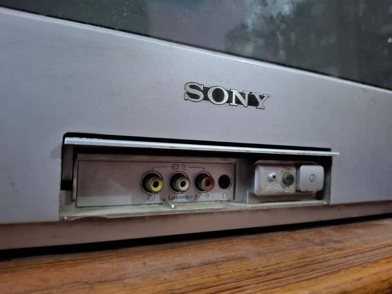 SONY WEGA ORIGNAL WITH SOUND SYSTEM & TV TROLLY 2