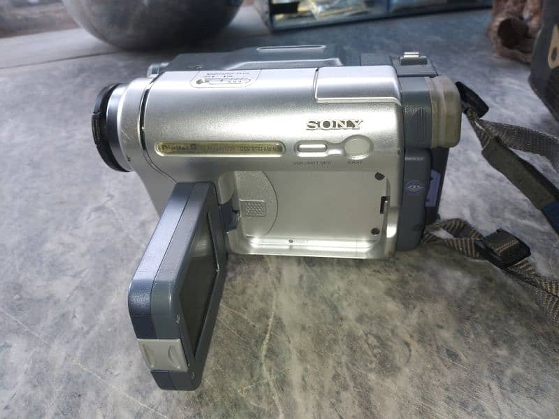 Sony DCR-RTV460E Digital Camera 3