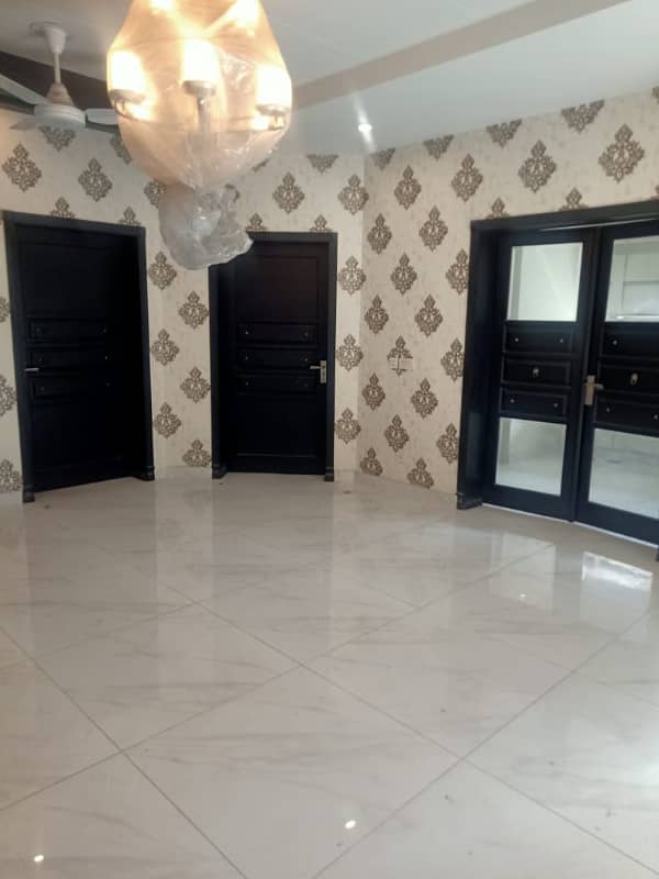 10 Marla Used House Available For Sale In Bahria Town Lahore. 4