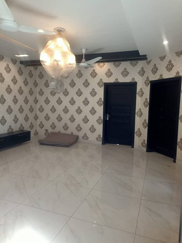 10 Marla Used House Available For Sale In Bahria Town Lahore. 5