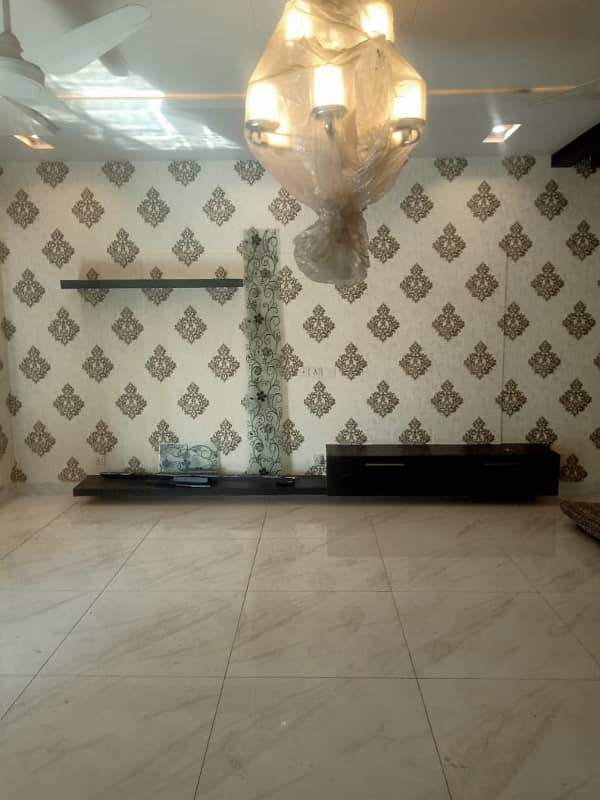 10 Marla Used House Available For Sale In Bahria Town Lahore. 17