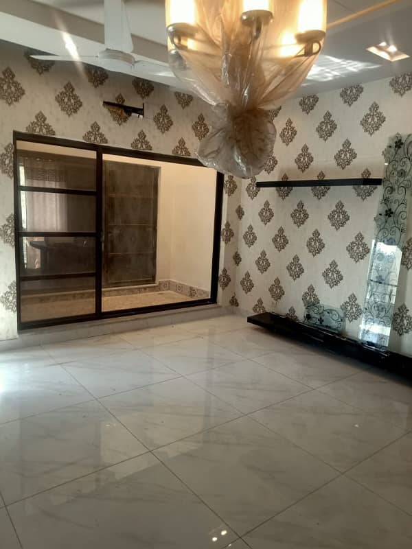 10 Marla Used House Available For Sale In Bahria Town Lahore. 18