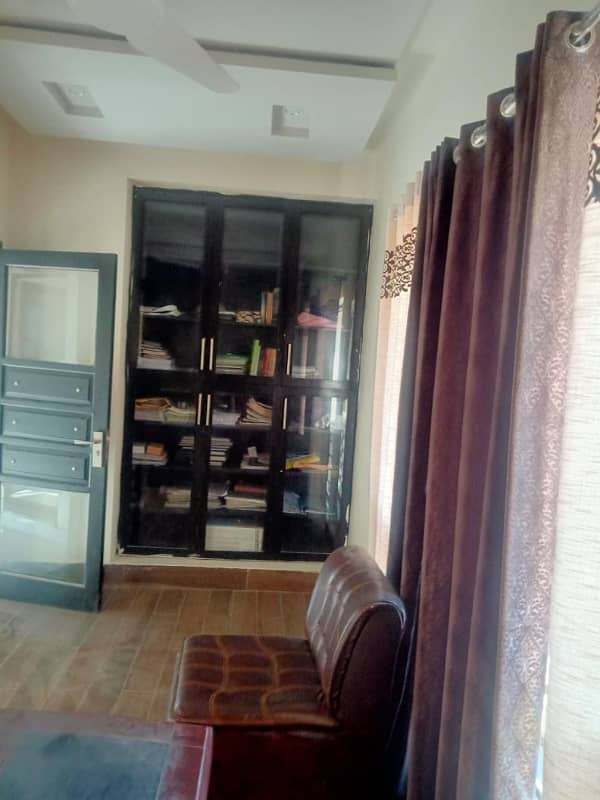 10 Marla Used House Available For Sale In Bahria Town Lahore. 25