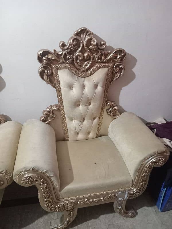 room chairs 2 table 1 creem colour  saf condition ma hai 1