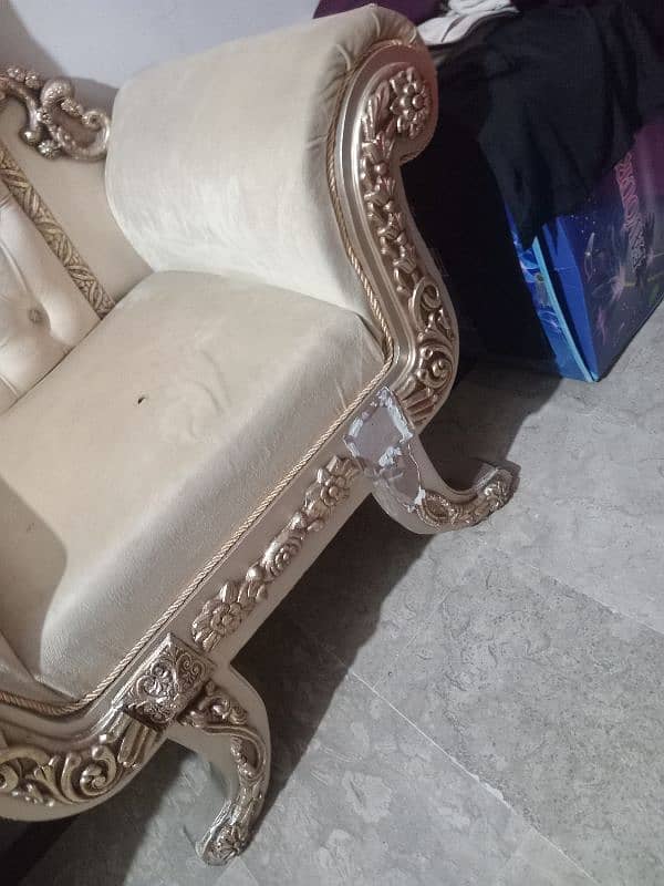 room chairs 2 table 1 creem colour  saf condition ma hai 2