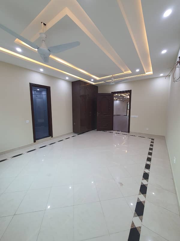 Majestic 2 Kanal House for Rent - 6 Bedrooms of Luxury 9