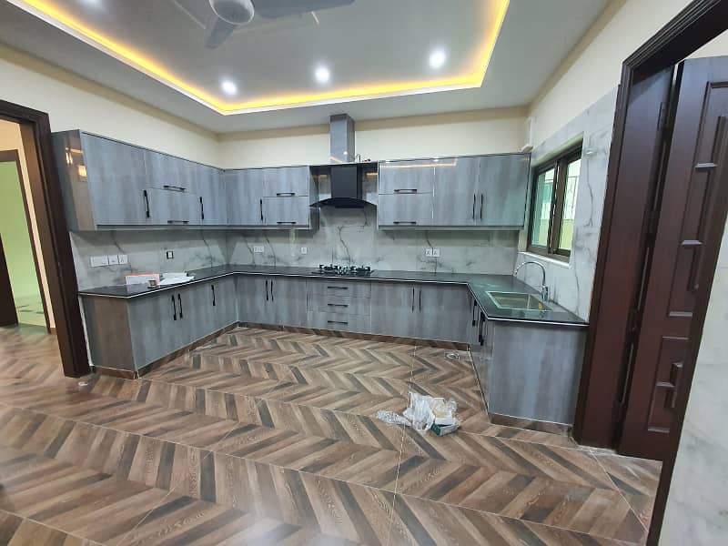 Majestic 2 Kanal House for Rent - 6 Bedrooms of Luxury 10