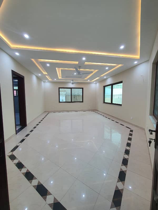 Majestic 2 Kanal House for Rent - 6 Bedrooms of Luxury 12