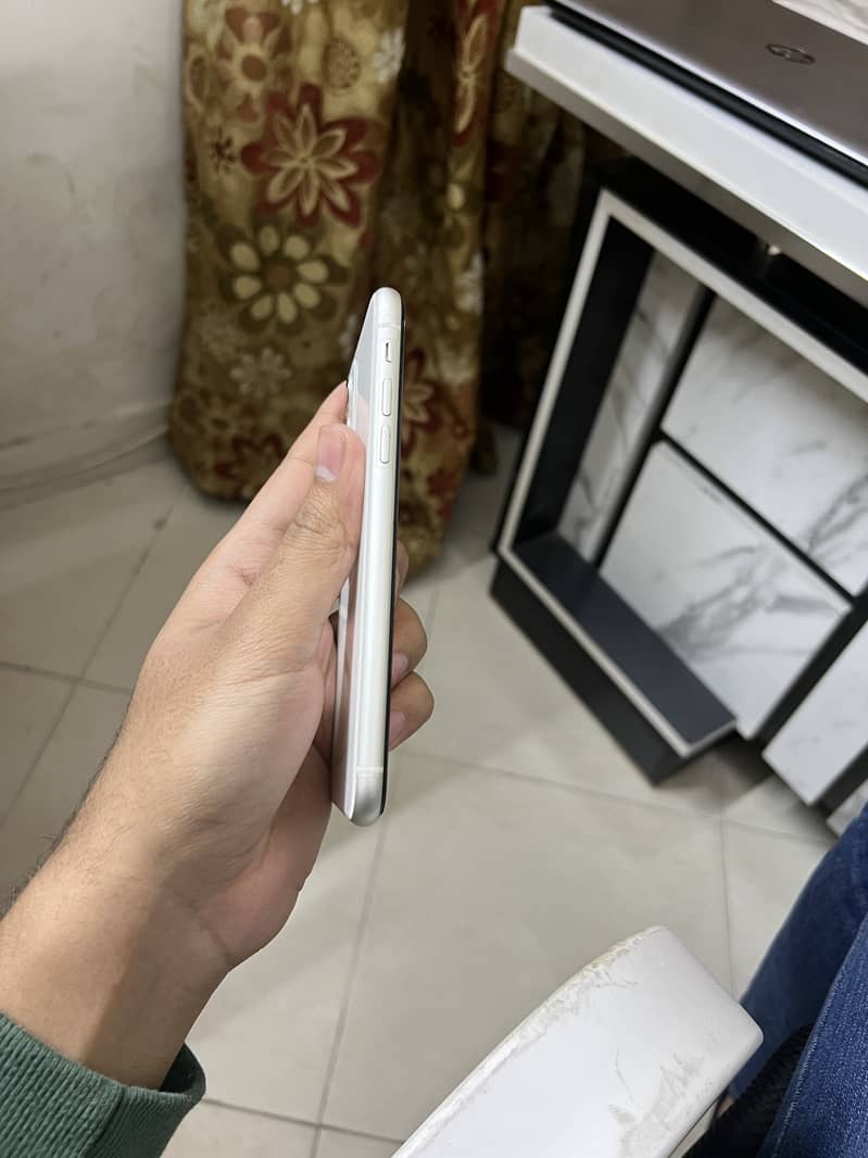 iPhone 11 64GB jv white colour 1