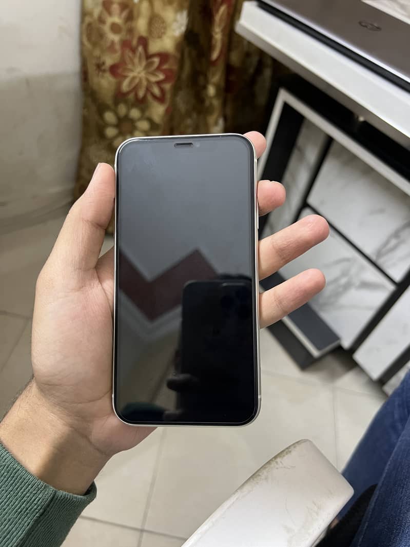 iPhone 11 64GB jv white colour 3