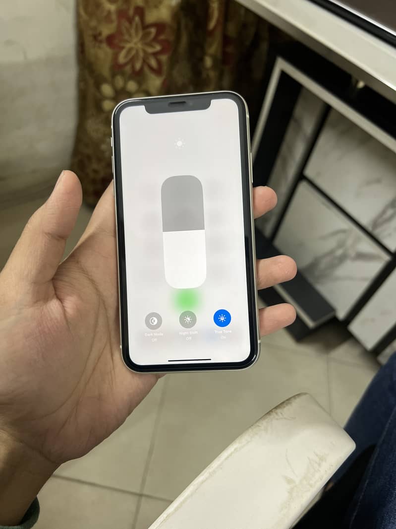 iPhone 11 64GB jv white colour 4