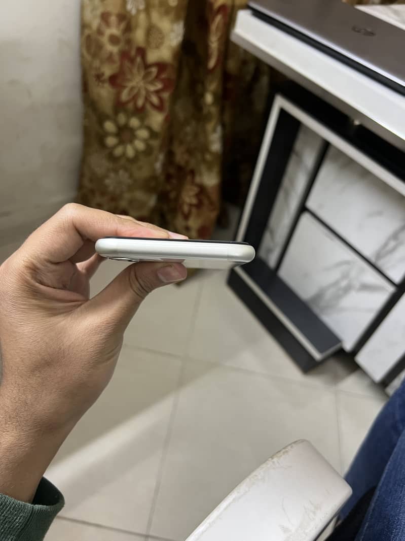 iPhone 11 64GB jv white colour 5