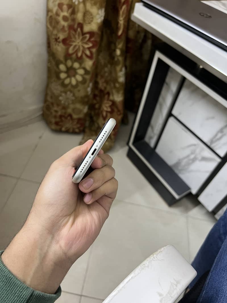 iPhone 11 64GB jv white colour 6