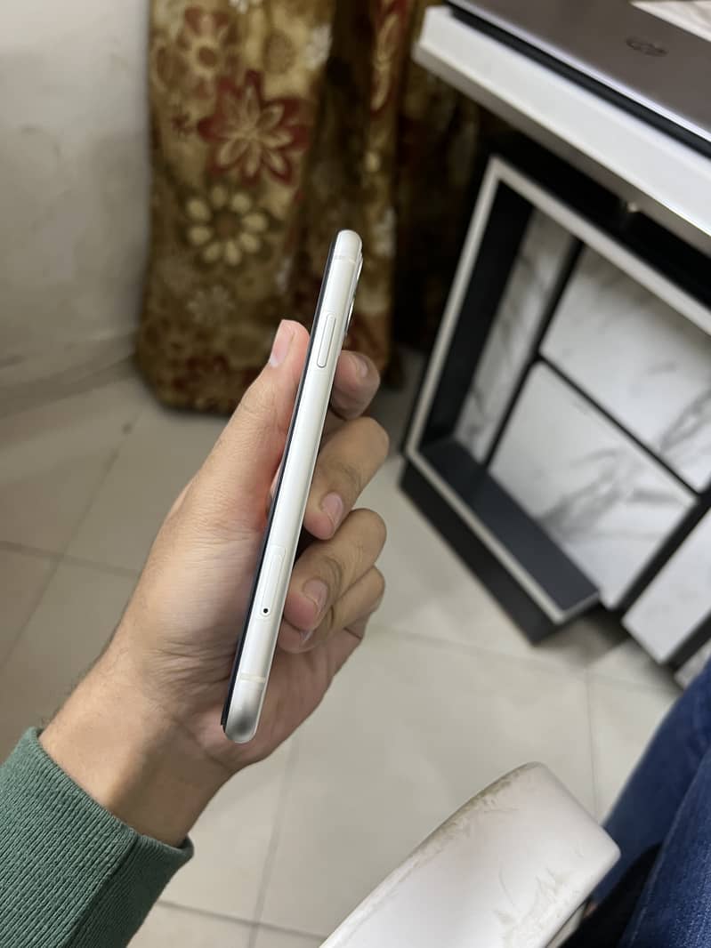 iPhone 11 64GB jv white colour 8