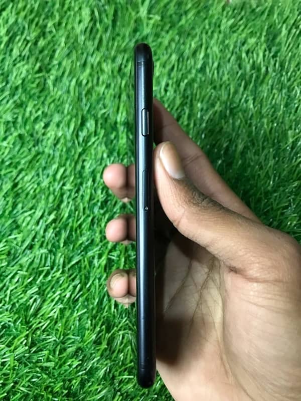 I phone se2020 2nd generation (64gb) non pta only sale 4