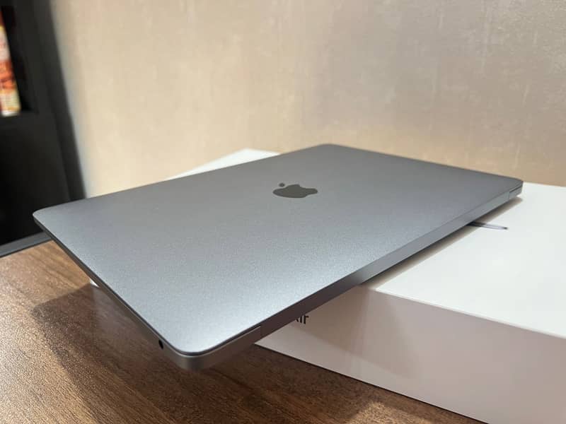 Macbook Air (M1) 13" Box pack 1