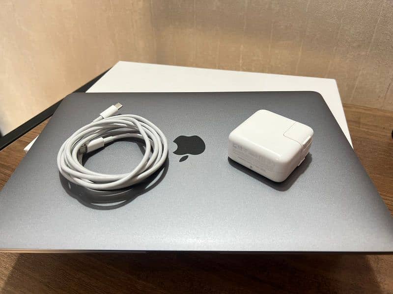 Macbook Air (M1) 13" Box pack 4