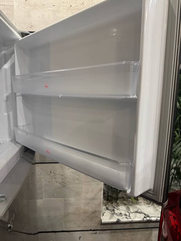 haier full size fridge 8/10 condition in chrome body for sale 4