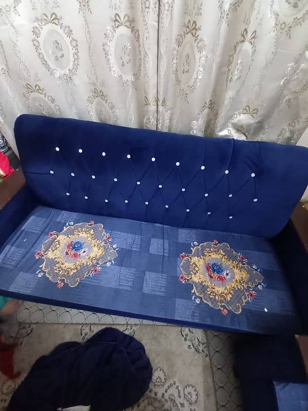 blue colour sofa slitely used 10/10 with blue covers 4