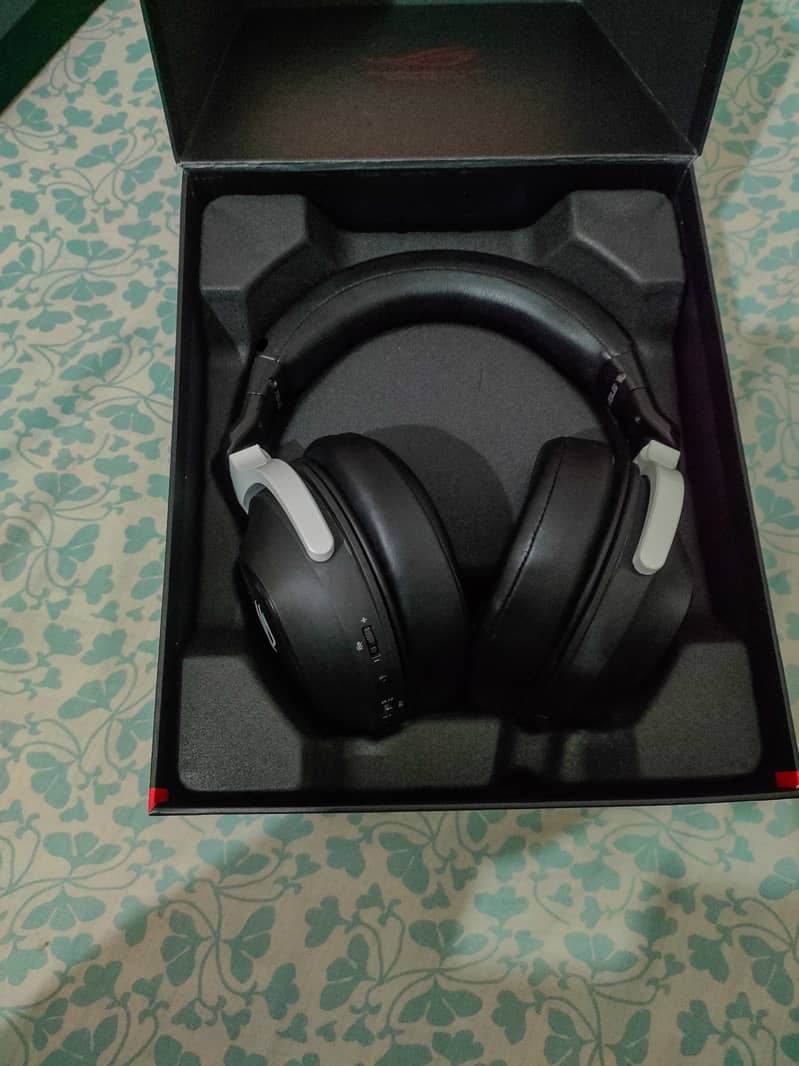 ASUS ROG Delta S Wireless Headphones 2