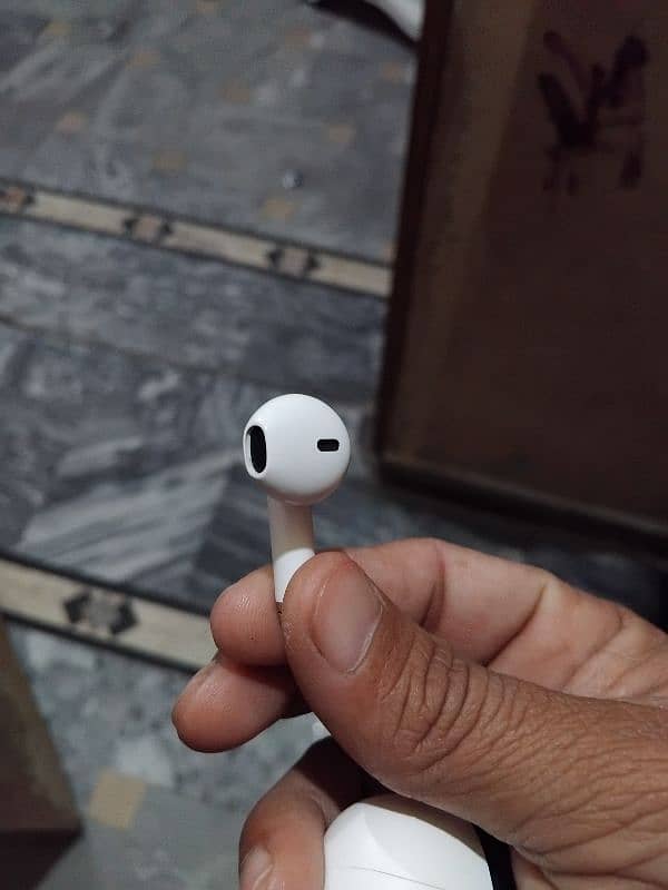 airpod roin company  only  20 days used hain 2