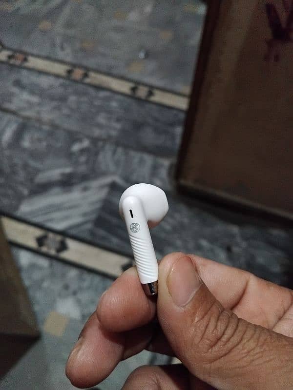 airpod roin company  only  20 days used hain 3