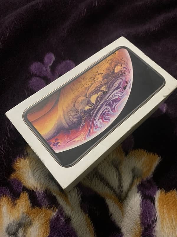 iPhone xs with box 3