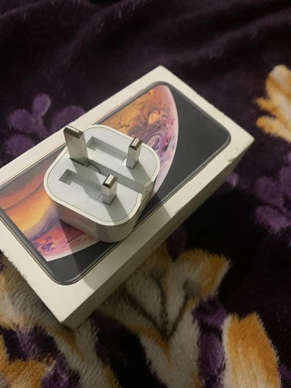 iPhone xs with box 4