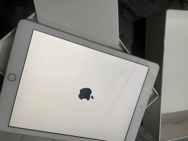 apple i pad generation 6/32gb with original box 10/10 0