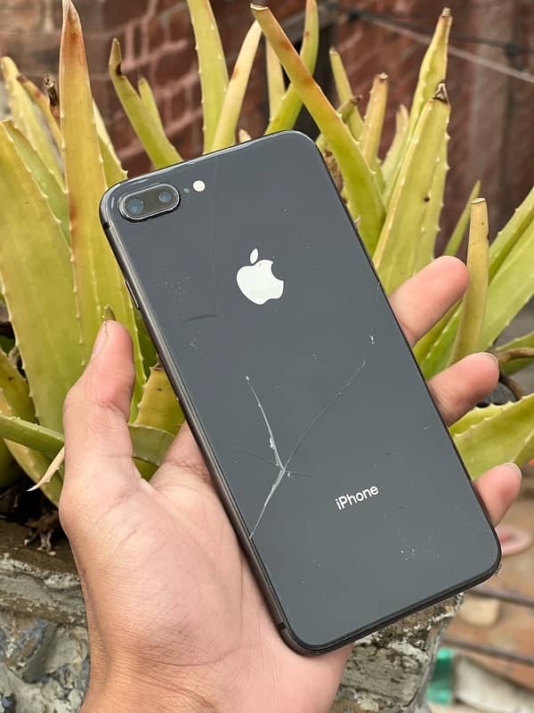 iphone 8plus ( Pta Approved ) EXCHANGE possible 03269969969 wp and loc 5