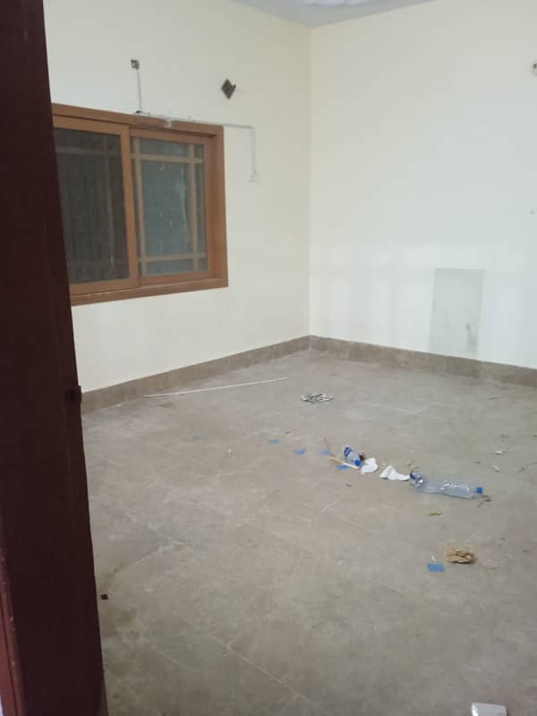 Double storey bungalow for sale 400 yards in Gulshan Iqbal, Block 4-A Property Features:Expansive area of 400 yards in demolition condition. Two side corner, adjacent to main road. 4