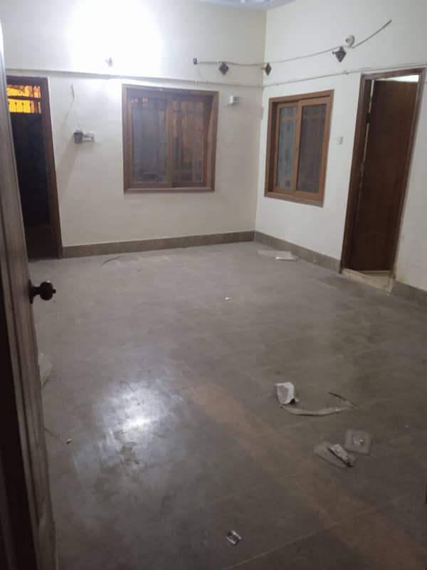 Double storey bungalow for sale 400 yards in Gulshan Iqbal, Block 4-A Property Features:Expansive area of 400 yards in demolition condition. Two side corner, adjacent to main road. 5