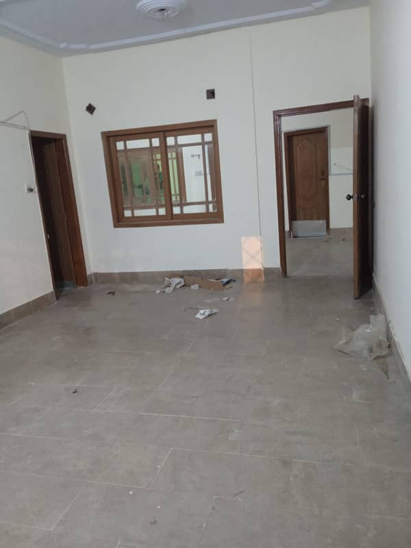 Double storey bungalow for sale 400 yards in Gulshan Iqbal, Block 4-A Property Features:Expansive area of 400 yards in demolition condition. Two side corner, adjacent to main road. 9