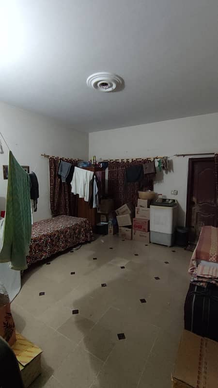 Double storey bungalow for sale 400 yards in Gulshan Iqbal, Block 4-A Property Features:Expansive area of 400 yards in demolition condition. Two side corner, adjacent to main road. 16