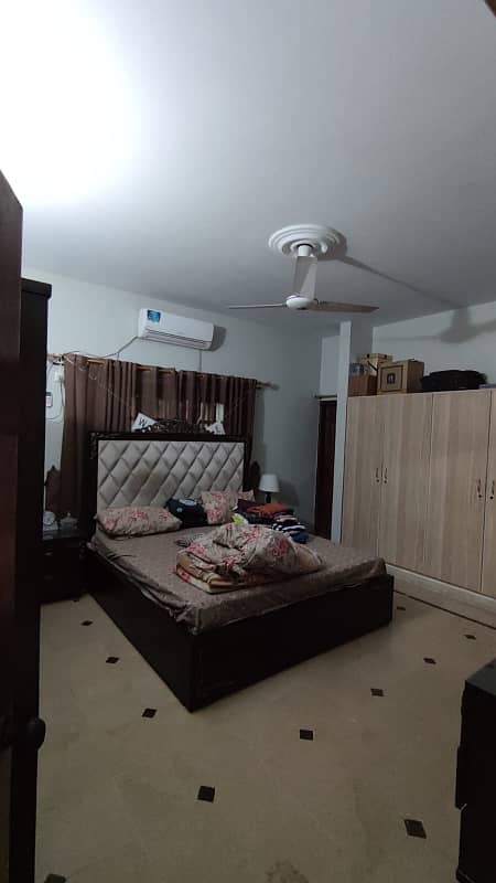 Double storey bungalow for sale 400 yards in Gulshan Iqbal, Block 4-A Property Features:Expansive area of 400 yards in demolition condition. Two side corner, adjacent to main road. 17