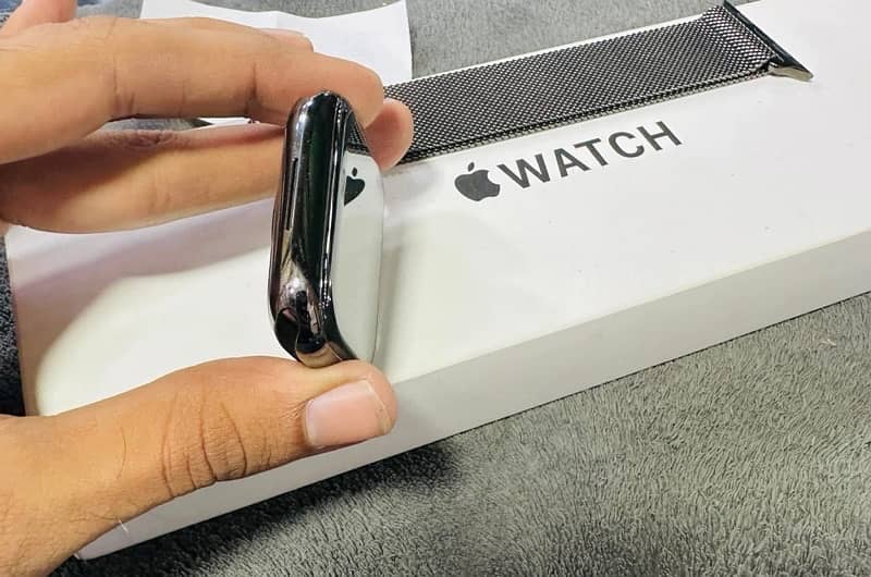 Apple Watch Series 7 Stainless Steel 45mm 2