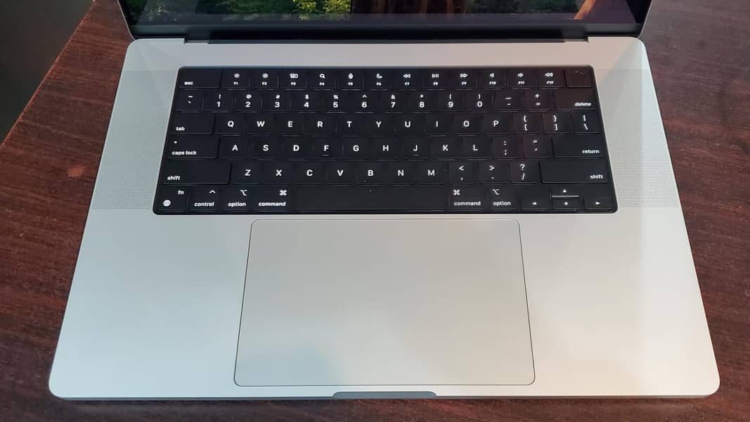 Macbook Pro M2 MAX 2023, 16" 32gb Ram 1Tb ssd Mind Condition 2