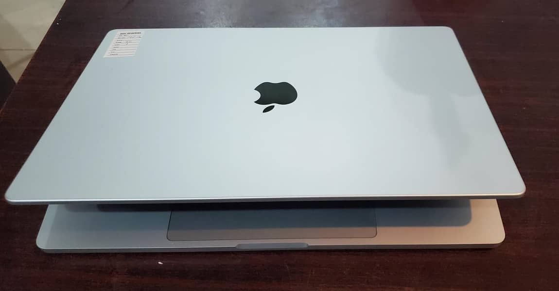 Macbook Pro M2 MAX 2023, 16" 32gb Ram 1Tb ssd Mind Condition 3