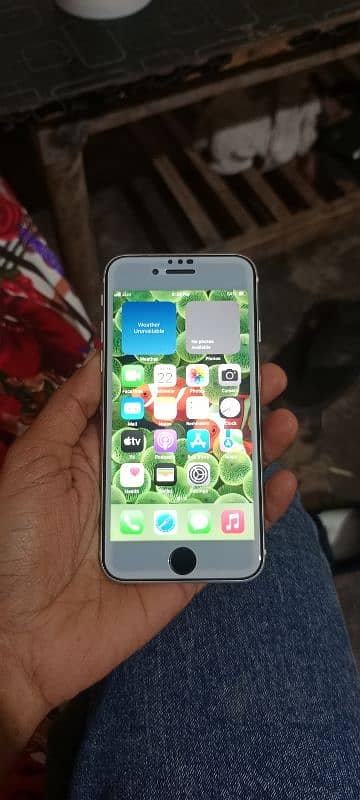 white coler iphone 2020 se2 10 by 9                 64 gb storage 2