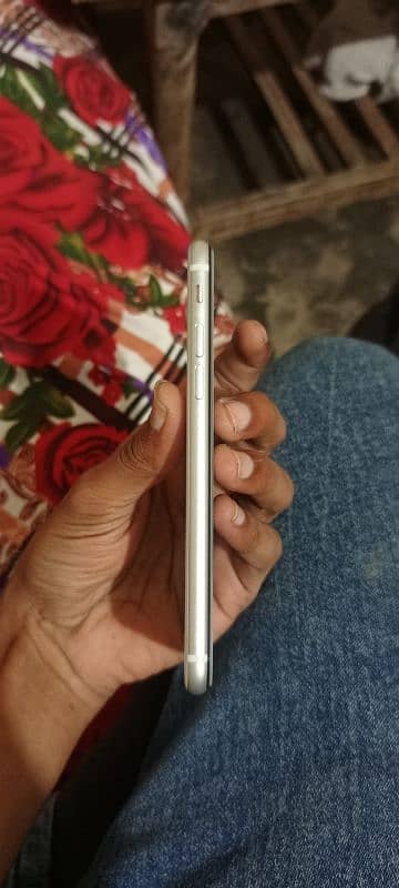 white coler iphone 2020 se2 10 by 9                 64 gb storage 3